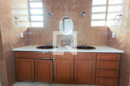 Casa à venda com 526m², 4 quartos e 5 vagasBanheiro suíte 2