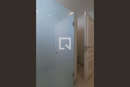 Apartamento à venda com 370m², 3 quartos e 5 vagasBanheiro da Suíte 1