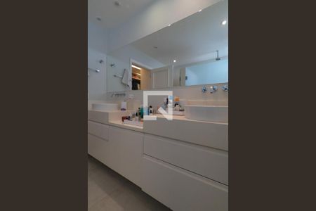 Apartamento à venda com 370m², 3 quartos e 5 vagasBanheiro da Suíte 1