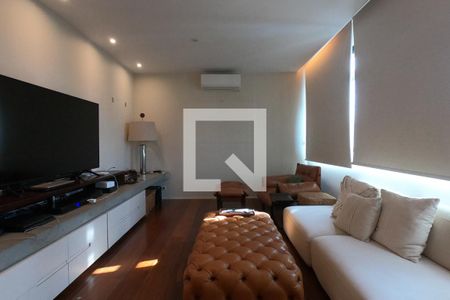 Sala TV de apartamento à venda com 3 quartos, 370m² em Real Parque, São Paulo