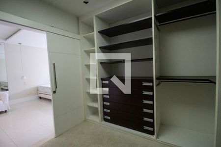 Casa de condomínio à venda com 540m², 4 quartos e sem vaga Casa de condomínio à venda com 540m², 4 quartos e sem vagaCloset da Suíte 4