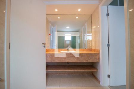 Casa de condomínio à venda com 540m², 4 quartos e sem vaga Casa de condomínio à venda com 540m², 4 quartos e sem vagaBanheiro da Suíte 1