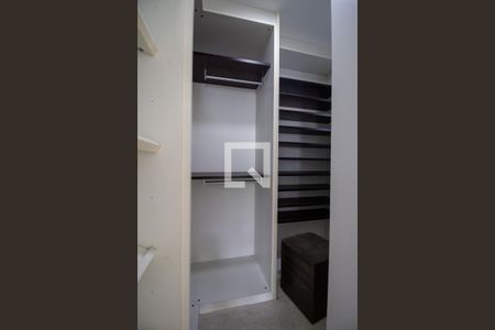 Casa de condomínio à venda com 540m², 4 quartos e sem vaga Casa de condomínio à venda com 540m², 4 quartos e sem vagaCloset da Suíte 4