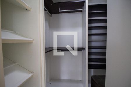 Casa de condomínio à venda com 540m², 4 quartos e sem vaga Casa de condomínio à venda com 540m², 4 quartos e sem vagaCloset da Suíte 4