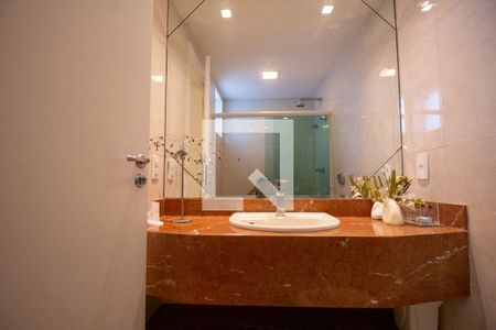 Casa de condomínio à venda com 540m², 4 quartos e sem vaga Casa de condomínio à venda com 540m², 4 quartos e sem vagaBanheiro da Suíte 2