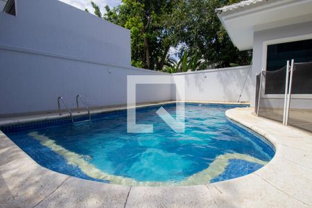 Casa de condomínio à venda com 540m², 4 quartos e sem vaga Casa de condomínio à venda com 540m², 4 quartos e sem vagaPiscina