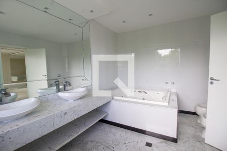 Casa de condomínio à venda com 540m², 4 quartos e sem vaga Casa de condomínio à venda com 540m², 4 quartos e sem vagaBanheiro da Suíte 4