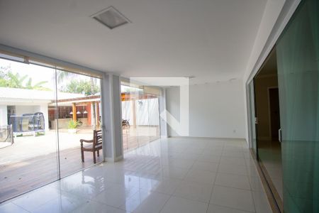 Casa de condomínio à venda com 540m², 4 quartos e sem vaga Casa de condomínio à venda com 540m², 4 quartos e sem vagaVaranda