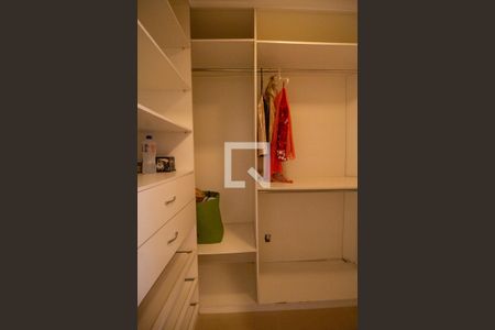 Casa de condomínio à venda com 540m², 4 quartos e sem vaga Casa de condomínio à venda com 540m², 4 quartos e sem vagaCloset da Suíte 2