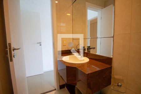 Casa de condomínio à venda com 540m², 4 quartos e sem vaga Casa de condomínio à venda com 540m², 4 quartos e sem vagaBanheiro da Suíte 3