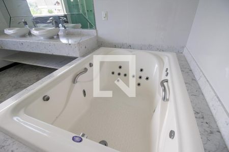 Casa de condomínio à venda com 540m², 4 quartos e sem vaga Casa de condomínio à venda com 540m², 4 quartos e sem vagaBanheiro da Suíte 4