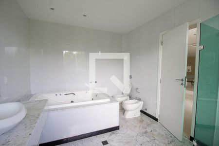 Casa de condomínio à venda com 540m², 4 quartos e sem vaga Casa de condomínio à venda com 540m², 4 quartos e sem vagaBanheiro da Suíte 4