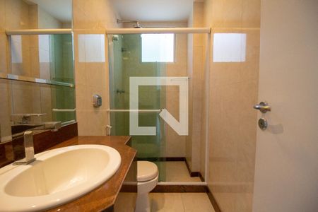 Casa de condomínio à venda com 540m², 4 quartos e sem vaga Casa de condomínio à venda com 540m², 4 quartos e sem vagaBanheiro da Suíte 3