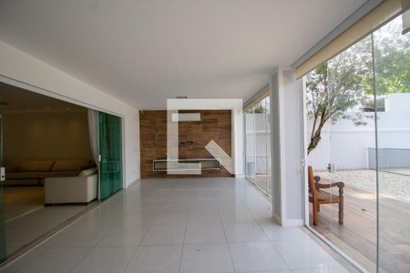 Casa de condomínio à venda com 540m², 4 quartos e sem vaga Casa de condomínio à venda com 540m², 4 quartos e sem vagaVaranda