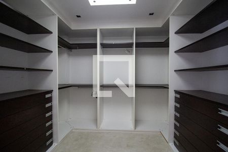 Casa de condomínio à venda com 540m², 4 quartos e sem vaga Casa de condomínio à venda com 540m², 4 quartos e sem vagaCloset da Suíte 4