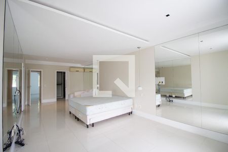 Casa de condomínio à venda com 540m², 4 quartos e sem vaga Casa de condomínio à venda com 540m², 4 quartos e sem vagaSuíte 4