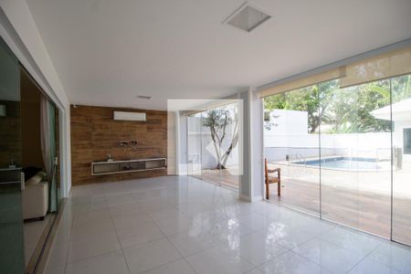 Casa de condomínio à venda com 540m², 4 quartos e sem vaga Casa de condomínio à venda com 540m², 4 quartos e sem vagaVaranda