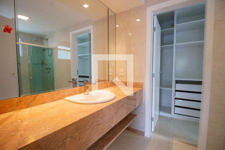 Casa de condomínio à venda com 540m², 4 quartos e sem vaga Casa de condomínio à venda com 540m², 4 quartos e sem vagaBanheiro da Suíte 1