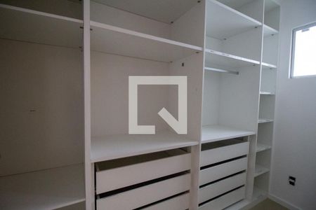 Casa de condomínio à venda com 540m², 4 quartos e sem vaga Casa de condomínio à venda com 540m², 4 quartos e sem vagaCloset da Suíte 1