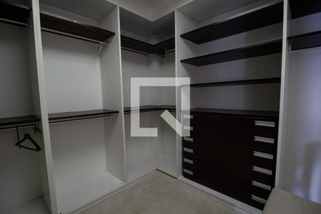 Casa de condomínio à venda com 540m², 4 quartos e sem vaga Casa de condomínio à venda com 540m², 4 quartos e sem vagaCloset da Suíte 4