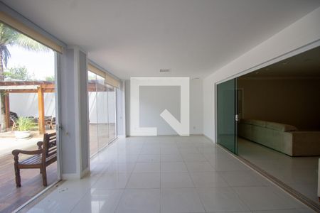 Casa de condomínio à venda com 540m², 4 quartos e sem vaga Casa de condomínio à venda com 540m², 4 quartos e sem vagaVaranda