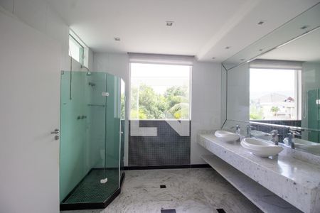 Casa de condomínio à venda com 540m², 4 quartos e sem vaga Casa de condomínio à venda com 540m², 4 quartos e sem vagaBanheiro da Suíte 4