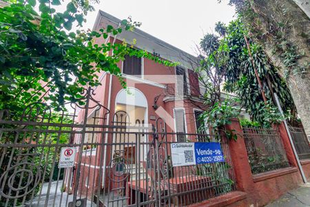 Casa à venda com 240m², 5 quartos e 3 vagas Casa à venda com 240m², 5 quartos e 3 vagasFachada