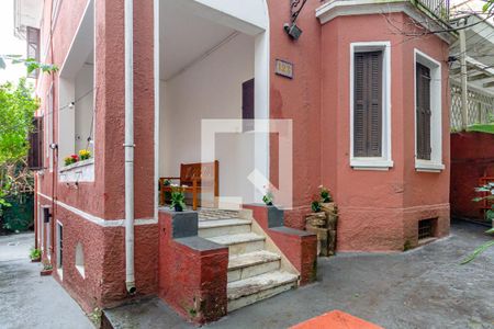 Casa à venda com 240m², 5 quartos e 3 vagas Casa à venda com 240m², 5 quartos e 3 vagasFachada