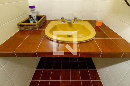 Casa à venda com 240m², 5 quartos e 3 vagas Casa à venda com 240m², 5 quartos e 3 vagasBanheiro 2