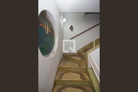 Casa à venda com 260m², 3 quartos e 5 vagasEscada - Acesso Quartos e Banheiros