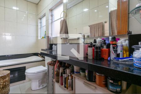 Casa à venda com 220m², 3 quartos e 4 vagasBanheiro da Suíte 2