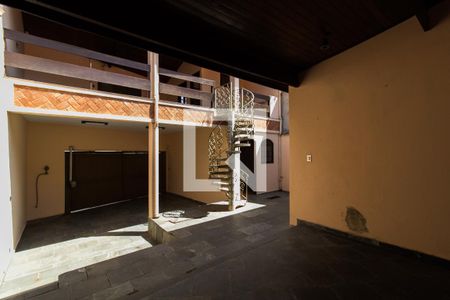 Casa para alugar com 250m², 3 quartos e 3 vagasQuintal e escadas