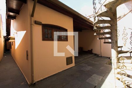 Casa para alugar com 250m², 3 quartos e 3 vagasQuintal e escadas