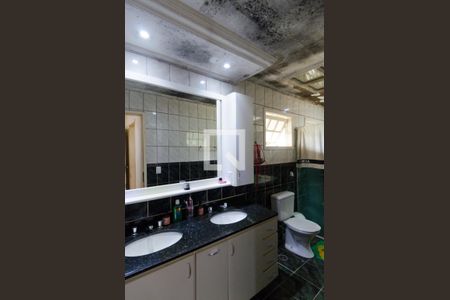 Casa à venda com 254m², 3 quartos e 3 vagasBanheiro da suíte 1