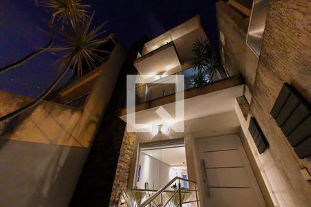Casa à venda com 420m², 4 quartos e 3 vagasFachada Fachada 