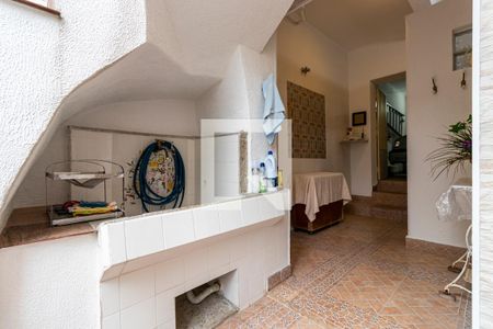 Casa à venda com 220m², 5 quartos e 1 vagaFundos - Área de serviço