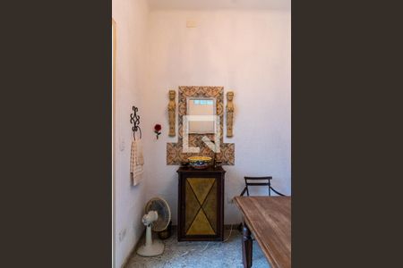 Casa à venda com 220m², 5 quartos e 1 vagaFundos - Escritório