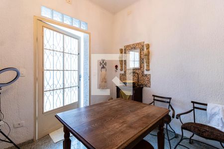 Casa à venda com 220m², 5 quartos e 1 vagaFundos - Escritório