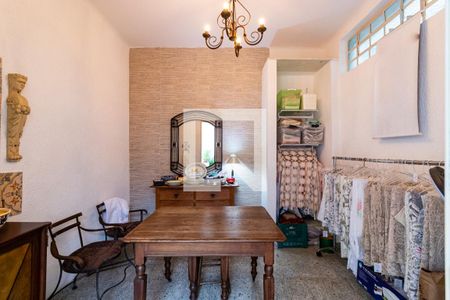 Casa à venda com 220m², 5 quartos e 1 vagaFundos - Escritório