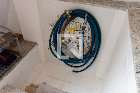 Casa à venda com 220m², 5 quartos e 1 vagaFundos - Área de serviço