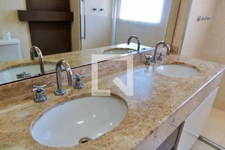 Apartamento para alugar com 268m², 4 quartos e 4 vagas Apartamento para alugar com 268m², 4 quartos e 4 vagasBanheiro da Suíte 1