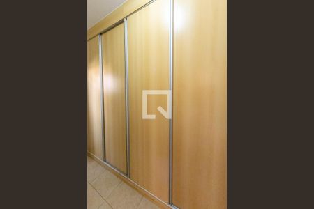 Casa à venda com 350m², 4 quartos e 2 vagasCloset do quarto suíte