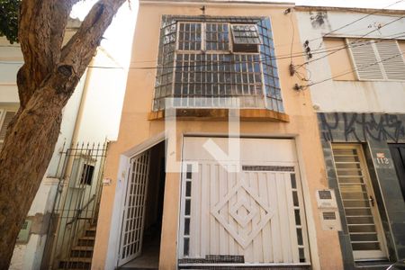 Casa à venda com 250m², 2 quartos e 2 vagasFachada