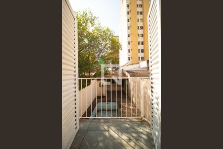 Casa à venda com 250m², 2 quartos e 2 vagasSacada do Quarto 01 