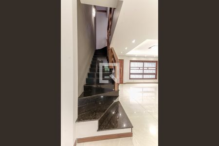 Casa à venda com 230m², 3 quartos e 3 vagas Casa à venda com 230m², 3 quartos e 3 vagasEscada