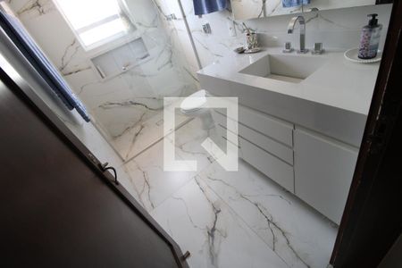Casa à venda com 500m², 4 quartos e 8 vagasBanheiro da suíte 2 