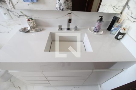 Casa à venda com 500m², 4 quartos e 8 vagasBanheiro da suíte 2 - Pia 