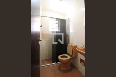 Casa à venda com 500m², 4 quartos e 8 vagasDetalhe do banheiro da edícula 