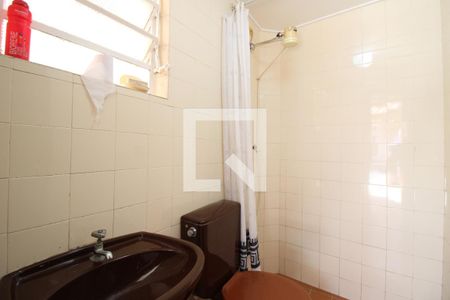 Casa à venda com 500m², 4 quartos e 8 vagasEdícula - Banheiro de serviço 