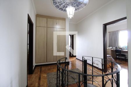 Casa à venda com 500m², 4 quartos e 8 vagasHall dos quartos - Escada 